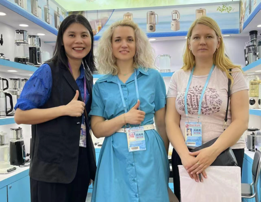 Ảnh tập thể của nhóm Zhongshan Yuekon Electrical Appliances Co., Limited với các khách hàng quốc tế trong một cuộc họp kinh doanh, thể hiện quan hệ đối tác và hợp tác.