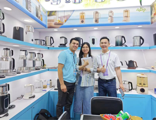 Các thành viên trong nhóm của Zhongshan Yuekon Electrical Appliances Co., Limited chụp ảnh cùng các khách hàng quốc tế, nêu bật mối quan hệ hợp tác kinh doanh thành công.