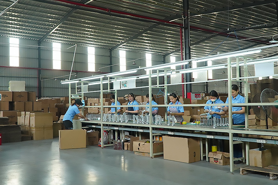 Hình ảnh xưởng sản xuất tại Zhongshan Yuekon Electrical Appliances Co., Limited, minh họa môi trường nhà máy sạch sẽ và được bảo trì tốt cho Máy hâm sữa và Ấm đun nước điện cho trẻ em.