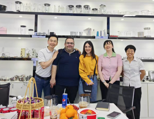 Zhongshan Yuekon Electrical Appliances Co., Limited đại diện đứng cạnh các khách hàng quốc tế, thể hiện mối quan hệ kinh doanh bền chặt.