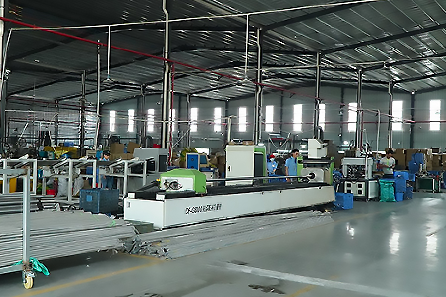 Hình ảnh xưởng sản xuất tại Zhongshan Yuekon Electrical Appliances Co., Limited, nêu bật môi trường nhà máy và công nhân trên dây chuyền lắp ráp Ấm trà cà phê và Máy ép nước trái cây.
