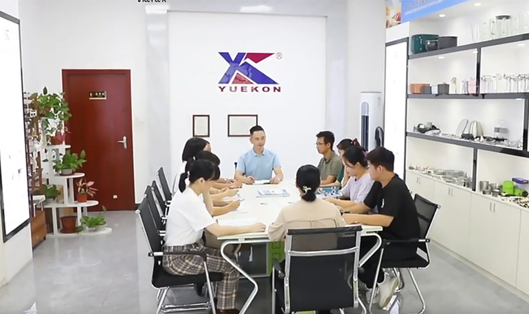 Hình ảnh cuộc họp tại Zhongshan Yuekon Electrical Appliances Co., Limited, cho thấy các thành viên trong nhóm đang tham gia thảo luận kinh doanh.