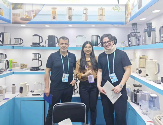Hình ảnh đội ngũ nhân viên của Zhongshan Yuekon Electrical Appliances Co., Limited với các khách hàng quốc tế, ghi lại khoảnh khắc hợp tác kinh doanh và tình bạn.