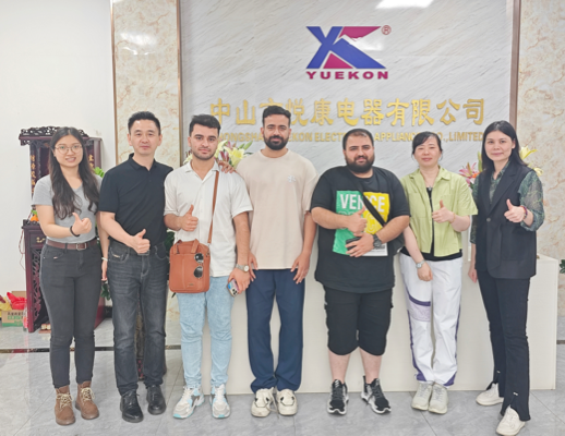 Các nhân viên của Zhongshan Yuekon Electrical Appliances Co., Limited và các khách hàng quốc tế cùng nhau tạo dáng, tượng trưng cho mối quan hệ hợp tác và thành công trong kinh doanh.