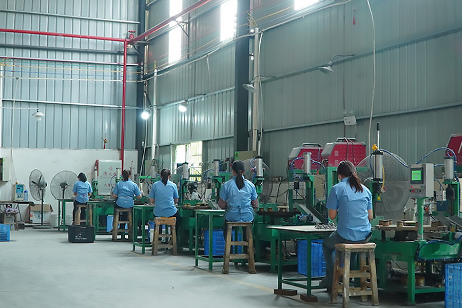 Hình ảnh xưởng sản xuất tại Zhongshan Yuekon Electrical Appliances Co., Limited, trưng bày quy trình sản xuất và dây chuyền lắp ráp Ấm pha trà và Ấm điện.